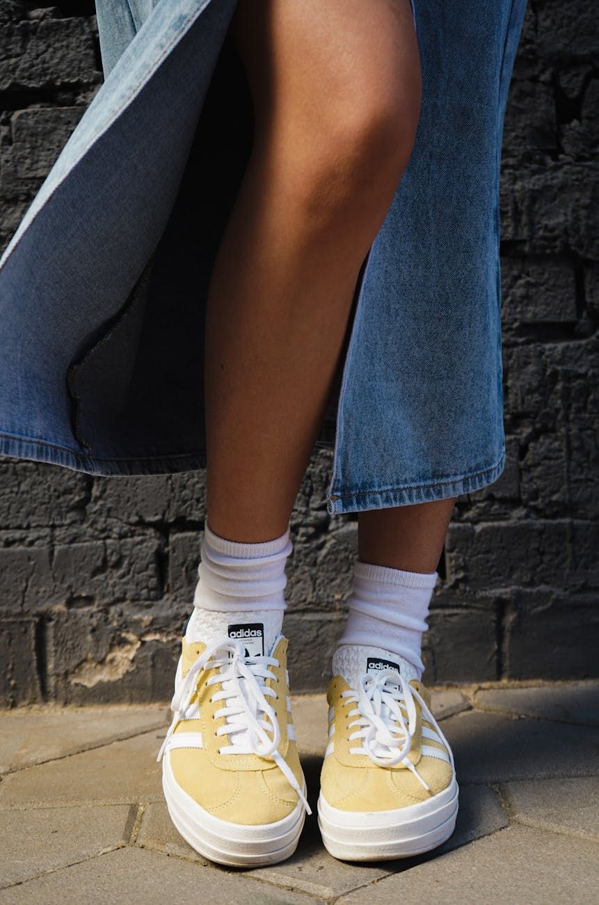 denim maxi skirt, fall fashion 2025, autumn wardrobe staple, long denim skirt, must-have skirt, casual chic outfit, versatile fall style, trendy denim looks, seasonal fashion trends, timeless denim piece