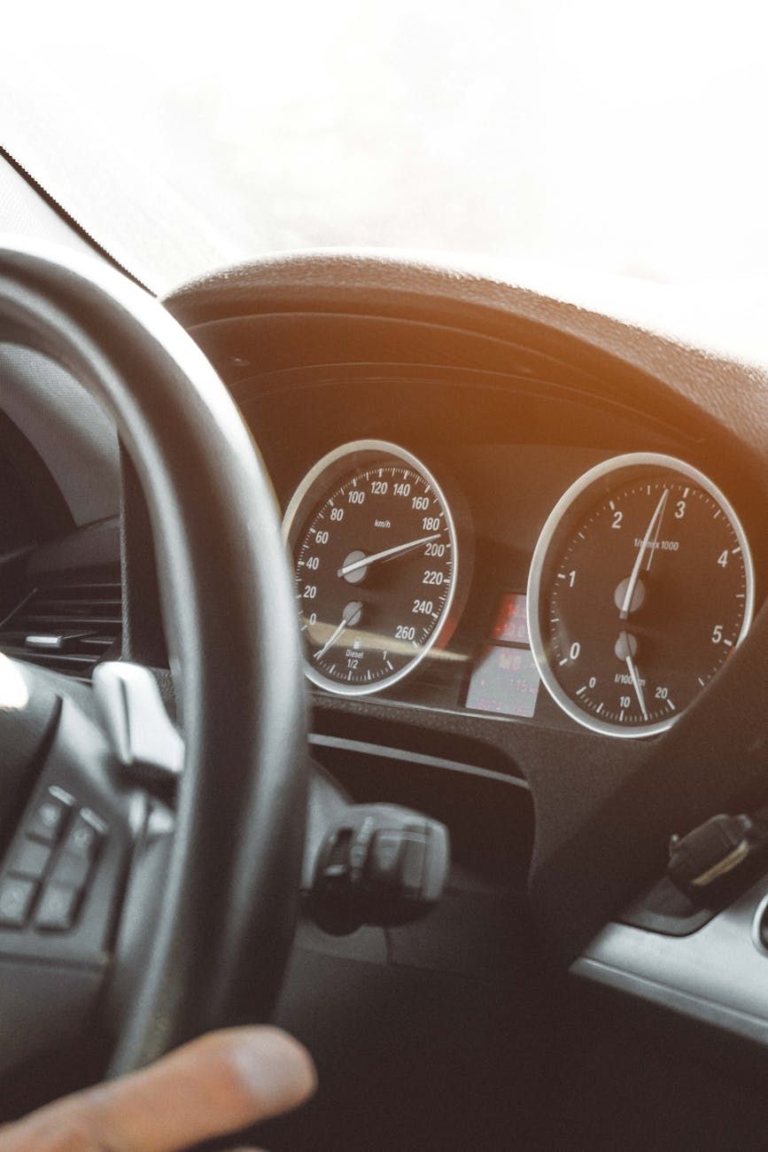 Autopflegefehler, teure Autoreparaturen, Kraftstoffeffizienztipps, Reifenpflege, Ölwechselfehler, Kosten für Autoversicherungen, Motorvernachlässigung, Probleme mit dem Bremssystem, Autobesitztipps, Autobeschädigungen vermeiden