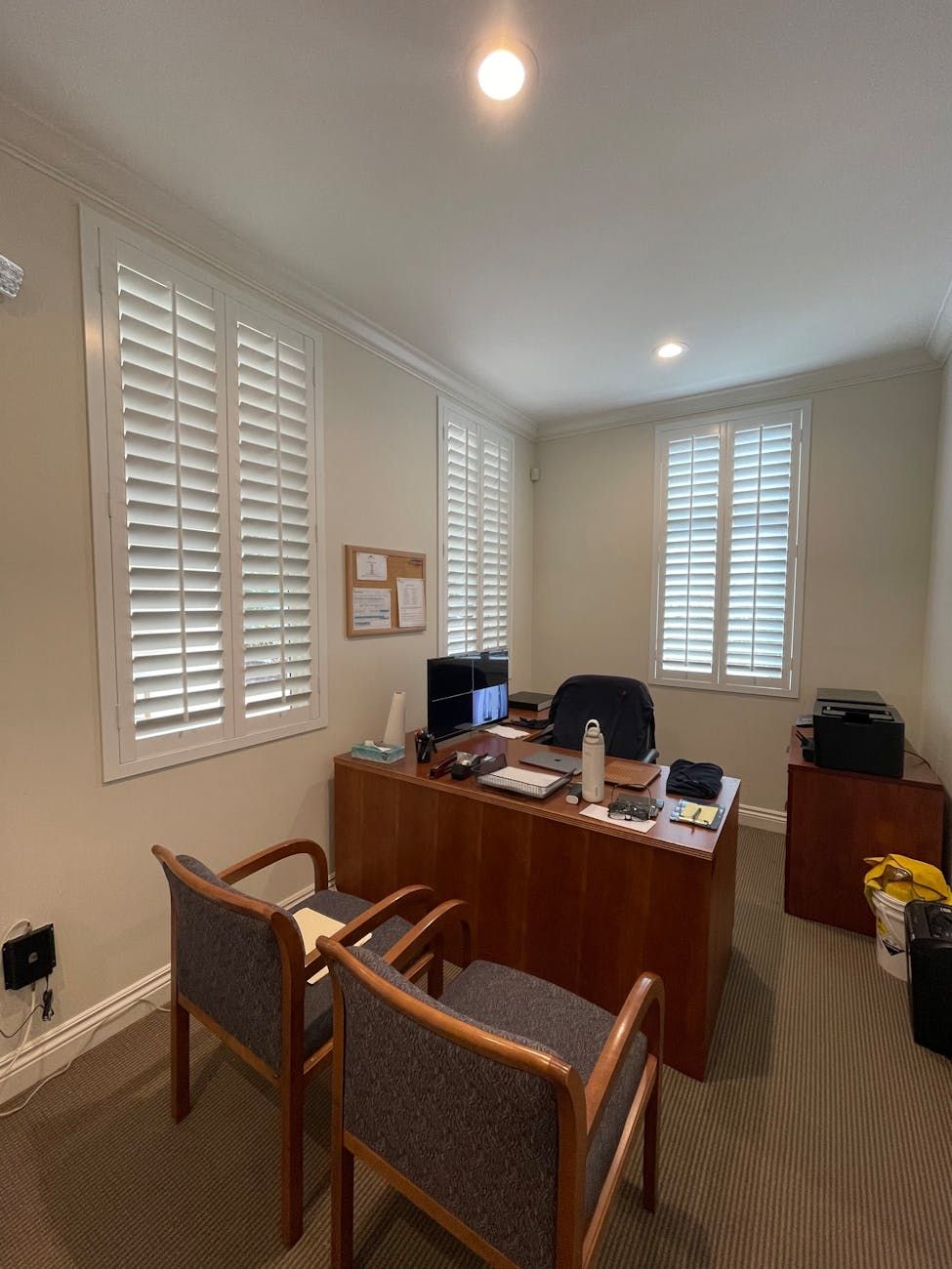 Schreibtischzubehör, Produktivität, Arbeitsplatzorganisation, Büroeinrichtung, ergonomische Werkzeuge, Schreibtischorganisation, Arbeitsleistung, Kabelmanagement, Bürobedarf, Homeoffice.