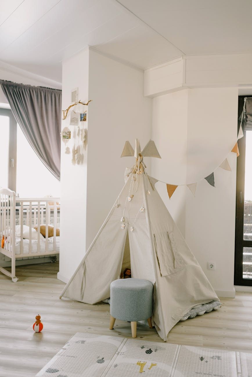 esenciales para bebés, imprescindibles para la guardería, cuna, monitor de bebé, mesa cambiadora, luz nocturna, ropa de cama para bebé, almacenamiento, artículos de seguridad, decoración acogedora