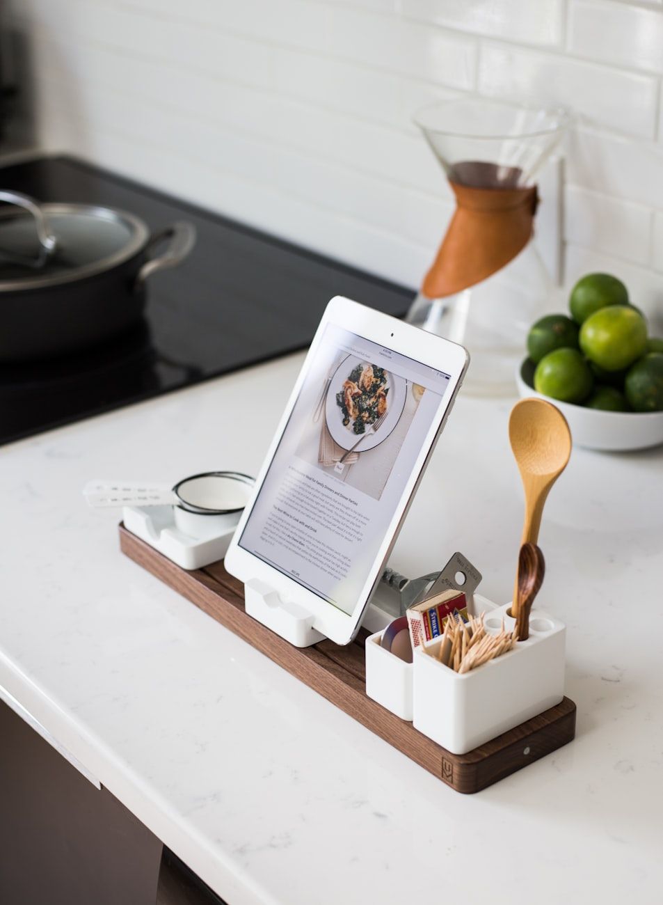 moderne keukenbenodigdheden, onmisbare keukenitems, eigentijds keukendesign, keukengadgets, kookgereibenodigdheden, keukenorganisatie, high-tech keuken, stijvolle keukenaccessoires, moderne kookgereedschappen, keukenupgrades