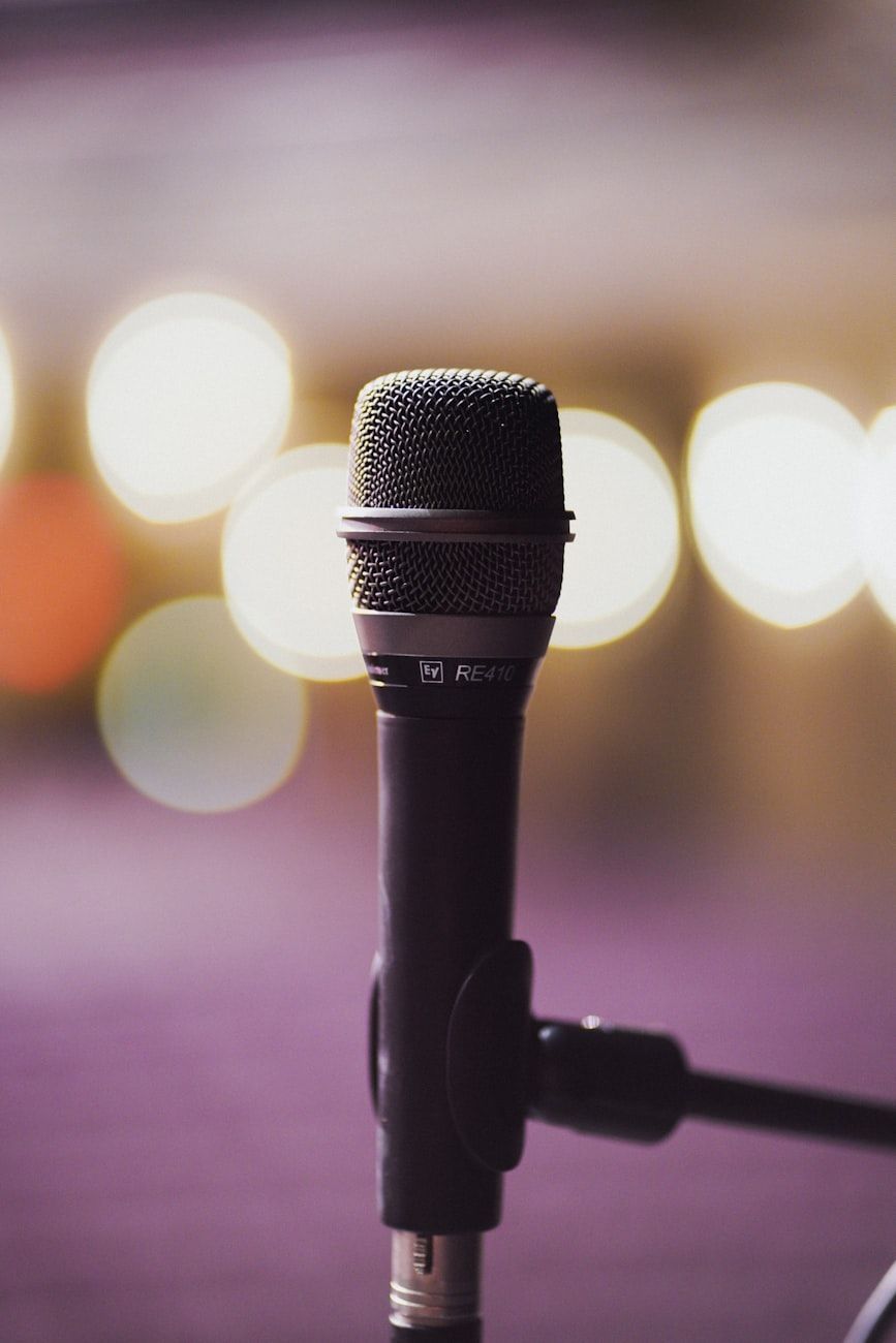 micrófono, grabación de estudio, podcasting, estudio casero, micrófono versátil, grabación de audio, equipo de audio, sonido profesional, micrófono multifuncional, grabación de podcast
