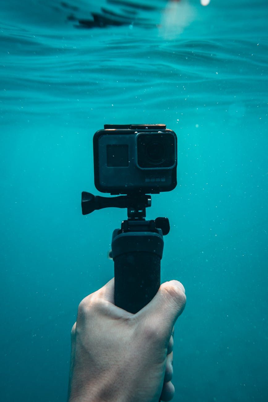 caméra d'action, vidéo 4K, enregistrement d'aventures, caméra étanche, stabilisation d'image, équipement de plein air, vlog de voyage, sports extrêmes, caméra compacte, images haute résolution
