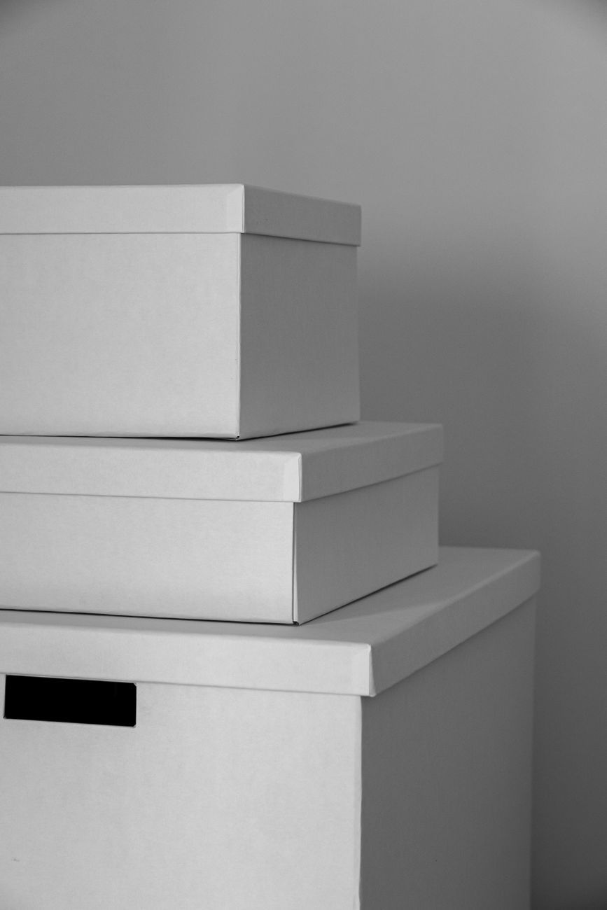 cajas de archivo, almacenamiento de documentos, organización de papeles, almacenamiento a largo plazo, sistema de archivado, organización de oficina, protección de documentos, espacio de trabajo libre de desorden, papeles importantes, soluciones de almacenamiento