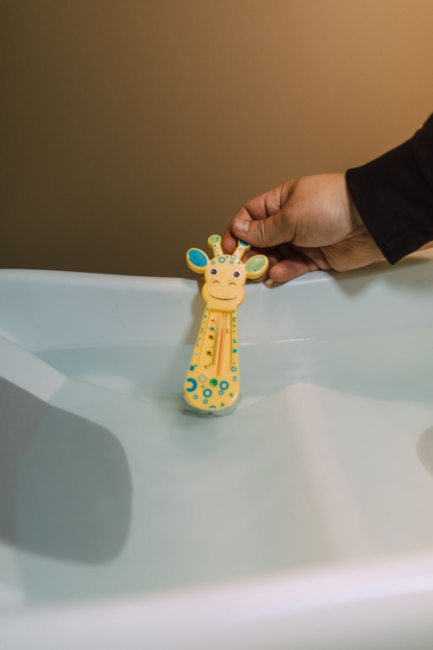 baby bath water thermometer, baby bath temperature, newborn bath safety, infant bathing tips, baby care essentials, safe water temperature for babies, digital baby thermometer, first-time parents, baby hygiene routine, nursery essentials