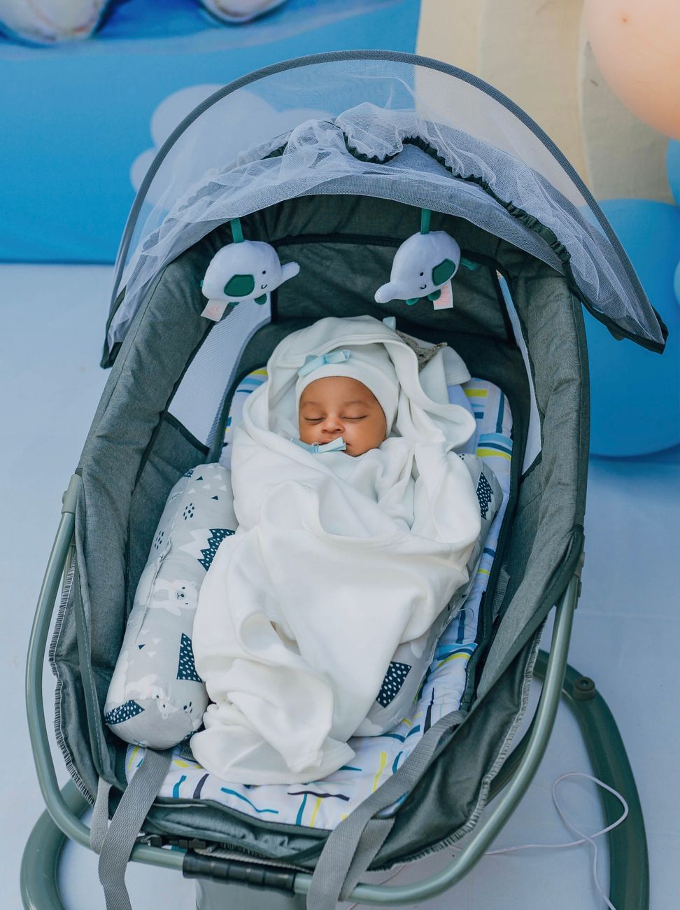 baby first bouncer, baby bouncer guide, newborn bouncer, safe baby bouncer, ergonomic baby seat, infant bouncer features, baby gear essentials, bouncer safety tips, best baby bouncer, choosing a baby bouncer