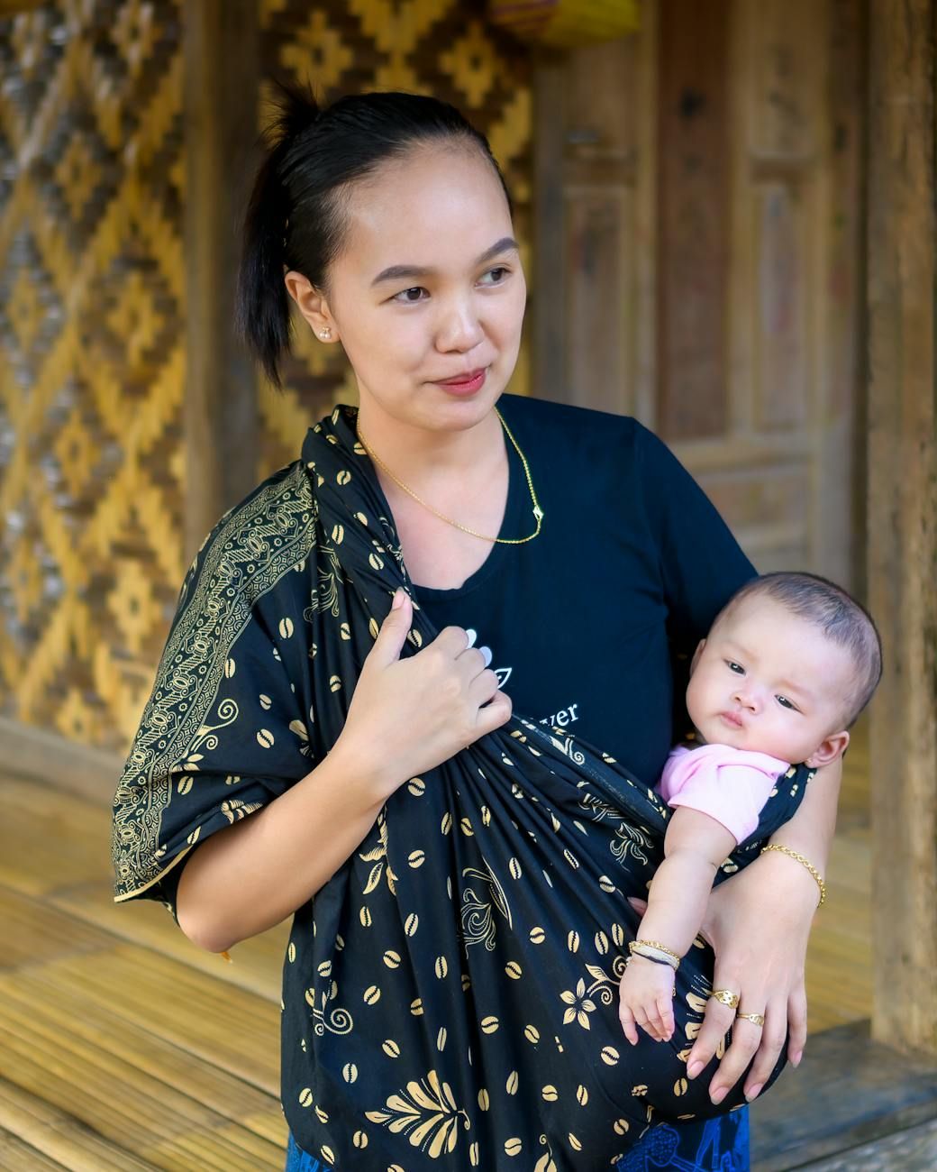 baby sling newborn, newborn baby carrier, safe babywearing tips, how to use baby sling, ergonomic baby sling, infant sling safety, best baby sling newborn, newborn carrying positions, breathable baby sling, baby wrap guide