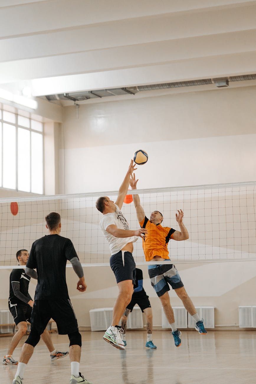 beach-volley, volleyball en salle, différences de volleyball, conseils de volleyball, terrain de sable, terrain en salle, stratégie d'équipe, techniques de service, conseils pour les smashes, guide du volleyball pour débutants