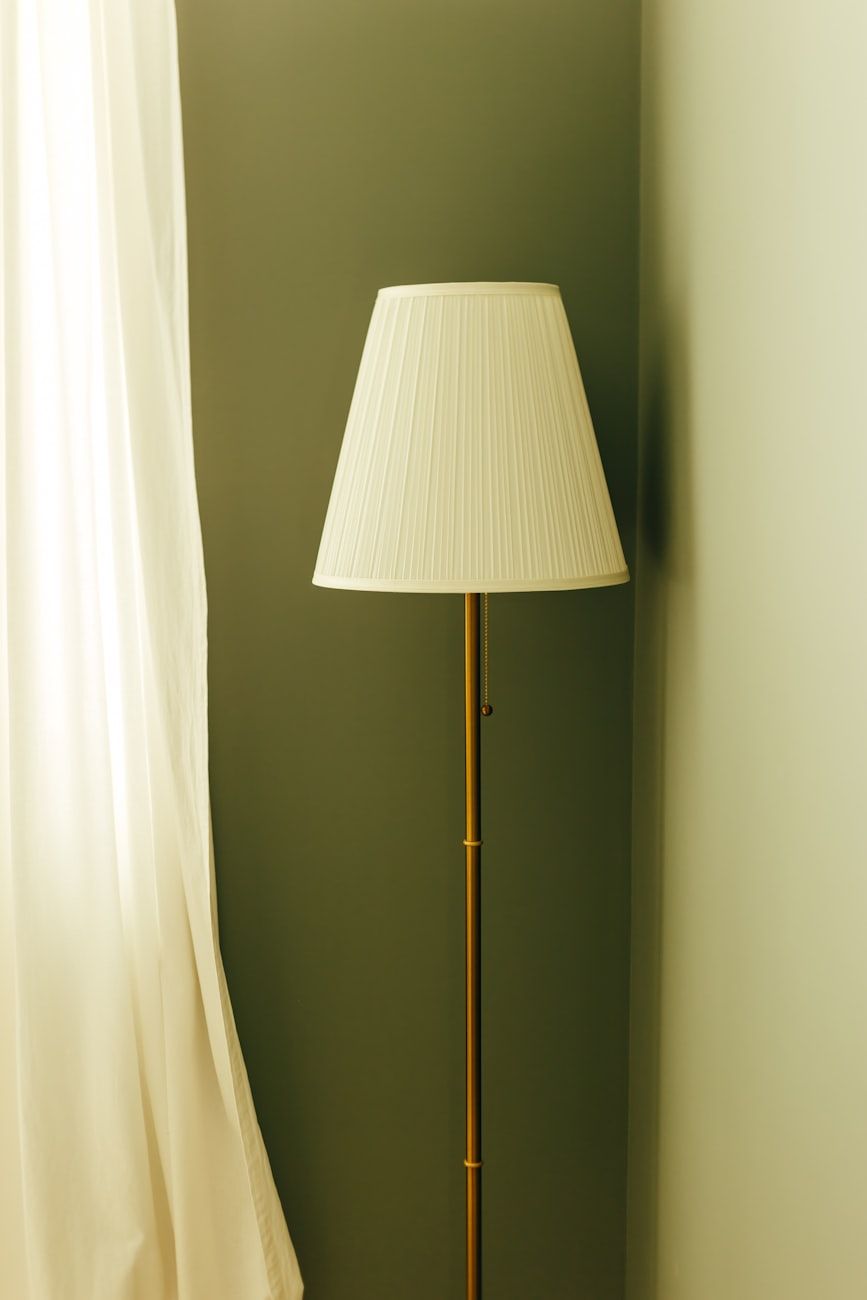 lampe de sol pour chambre, éclairage de chambre, emplacement de la lampe de sol, idées de chambre confortable, lampe de lecture pour chambre, éclairage ambiant, astuces d'éclairage intérieur, lampe de sol près du lit, décoration de chambre, chambre confortable