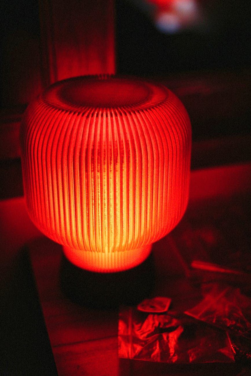 luz noturna quarto, iluminação favorável ao sono, luz quente para dormir, melhor luz noturna quarto, lâmpada noturna regulável, iluminação suave quarto, luz noturna para melhor sono, iluminação ambiente no quarto, ambiente de sono com pouca luz, luz noturna relaxante