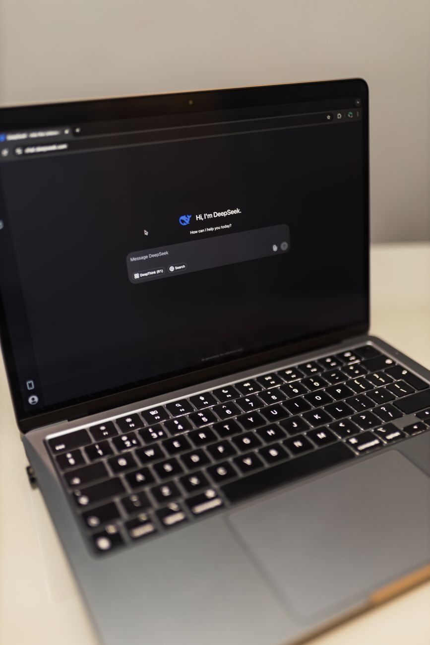 Bitwarden vs 1Password, Passwort-Manager für Familien, Familien-Passwortsharing, bester Passwort-Manager 2026, Bitwarden-Familienplan, 1Password-Familienkonto, Passwortsicherheit für Familien, Passwort-Tresor-Vergleich, Online-Sicherheitstools, Familien-Cybersicherheit