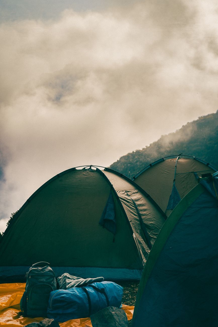 Zeltcampen, Camping-Essentials, Outdoor-Abenteuer, Camping-Ausrüstung, Schlafsack, Camping-Checkliste, Outdoor-Ausstattung, Campingplatz-Einrichtung, Camping-Komfort, Naturerlebnis