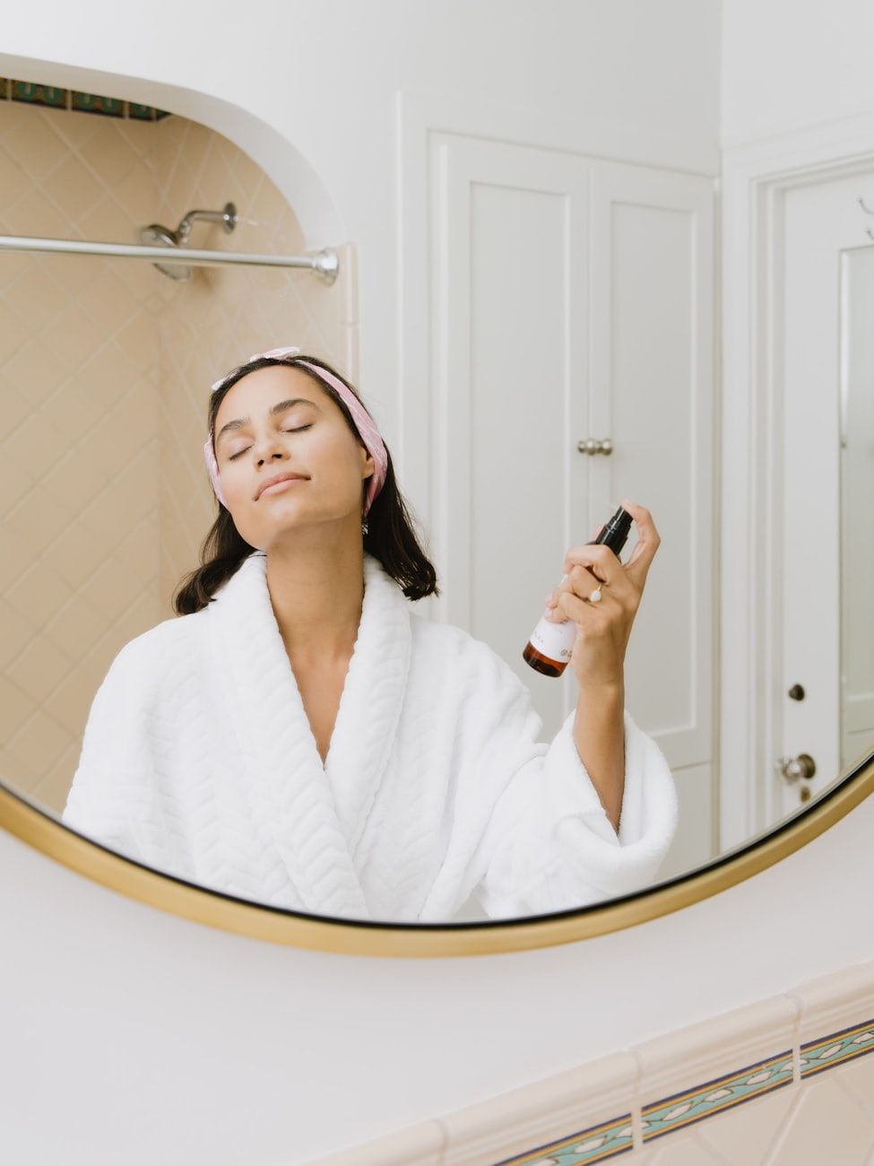 morning skincare, beauty rituals, start of the day, healthy skin, self-care, morning routine, daily skincare, personal ritual, healthy habits, wellness improvement