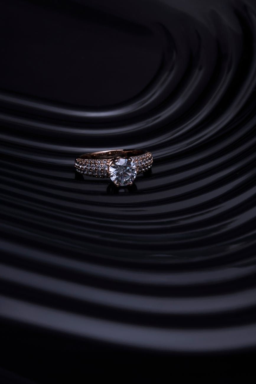 joyería personalizada, anillos personalizados, anillos de compromiso, alianzas de boda, collares grabados, regalos únicos, pulseras personalizadas, regalos para el corte nupcial, joyería significativa, accesorios únicos