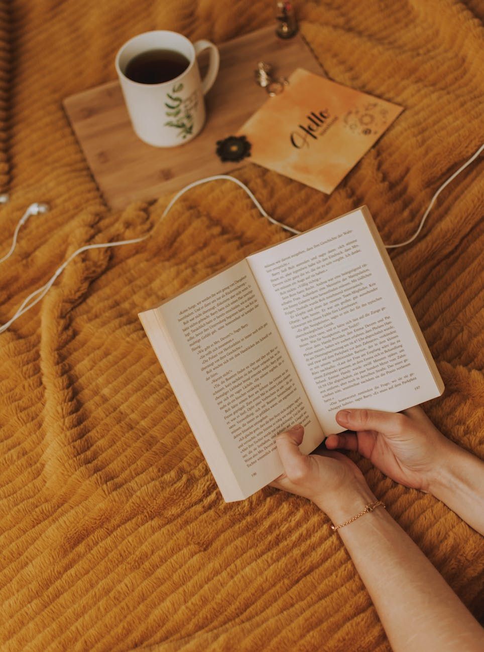 libros, audiolibros, formatos de lectura, papel vs audio, consumo de literatura, preferencias de lectura, experiencia táctil, conveniencia del libro, lectura inmersiva, tecnología digital