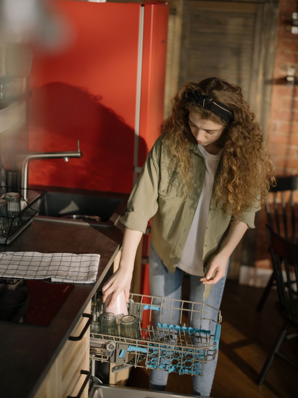 dishwasher buying mistakes, how to choose a dishwasher, dishwasher buying guide, common dishwasher errors, built-in vs freestanding dishwasher, dishwasher size guide, energy efficient dishwasher, dishwasher features, best dishwasher tips, kitchen appliance buying guide