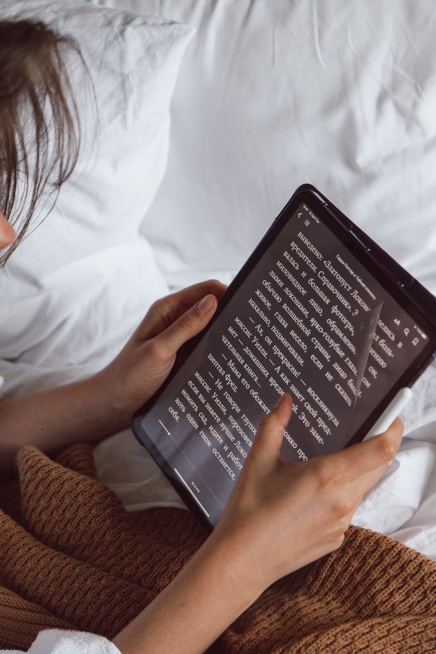 e-readers with backlight, best e-reader for night reading, e-ink vs lcd screens, kindle night mode, eye-friendly screens, adjustable brightness e-reader, blue light reduction devices, ebook reader comparison, glare-free screens, reading in low light