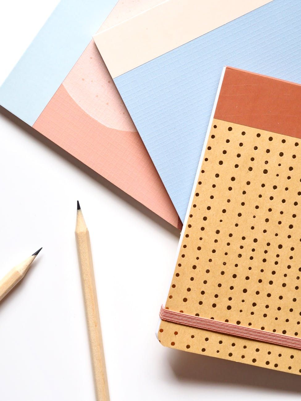 eco papelería, suministros de oficina sostenibles, papel reciclado, bolígrafos biodegradables, soluciones de oficina ecológicas, escritorio sin residuos, cuadernos reutilizables, papelería ecológica, lugar de trabajo sostenible, oficina respetuosa con el medio ambiente