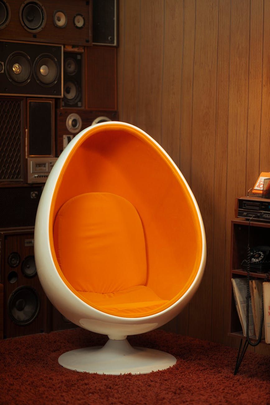 eierstoel, hangstoel, accentstoel huis, knusse ontspanningsstoel, modern huisdecor, stijlvolle loungestoel, binnenschommelstoel, comfortabele zitplaatsen, designerstoel, huis interieur ideeën
