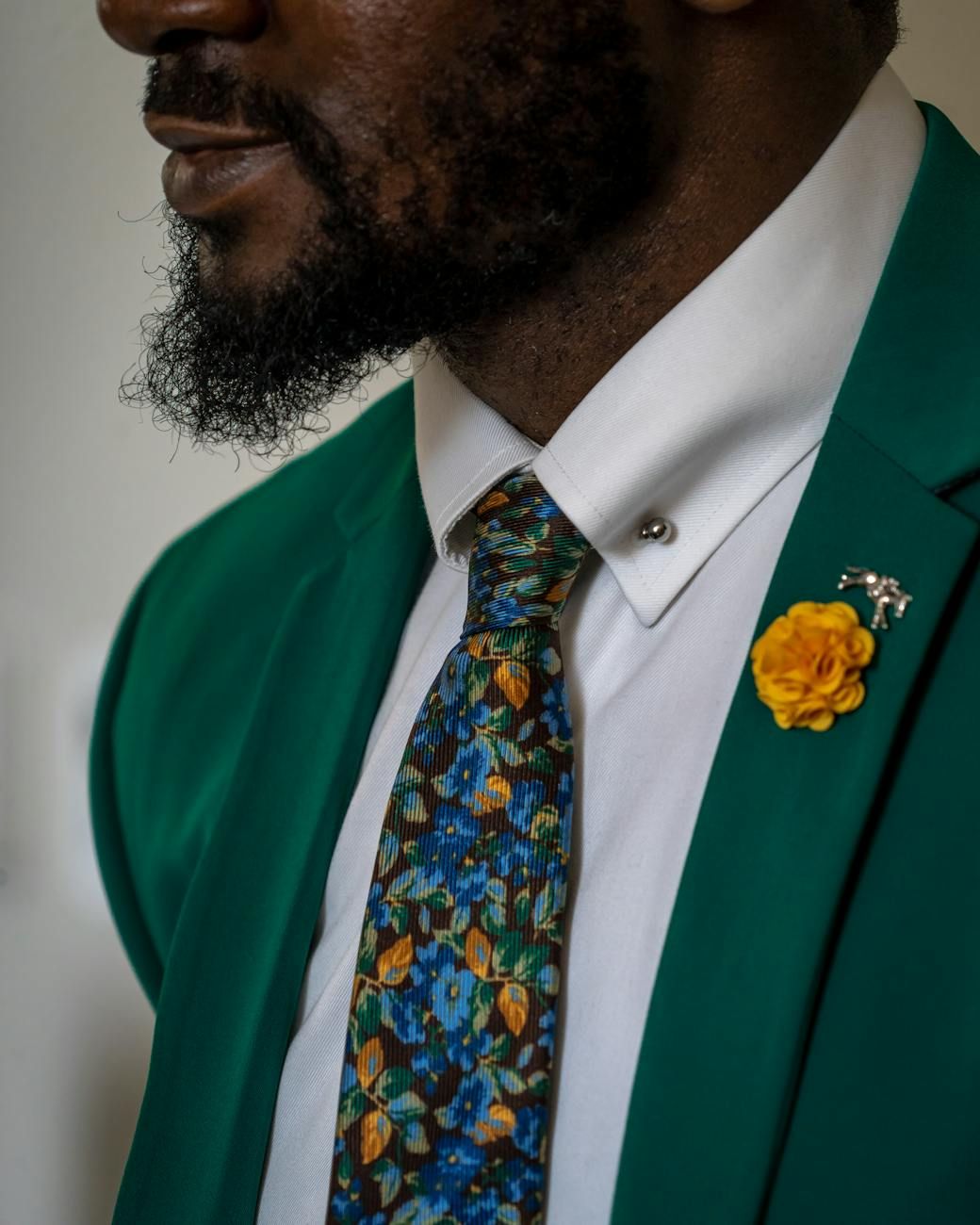 Trajes a medida, tendencias de moda masculina, clásico traje azul marino, estampados llamativos, silueta entallada, blazer de doble botonadura, telas texturizadas, elementos esenciales de sastrería, estilo sofisticado, declaración de moda.