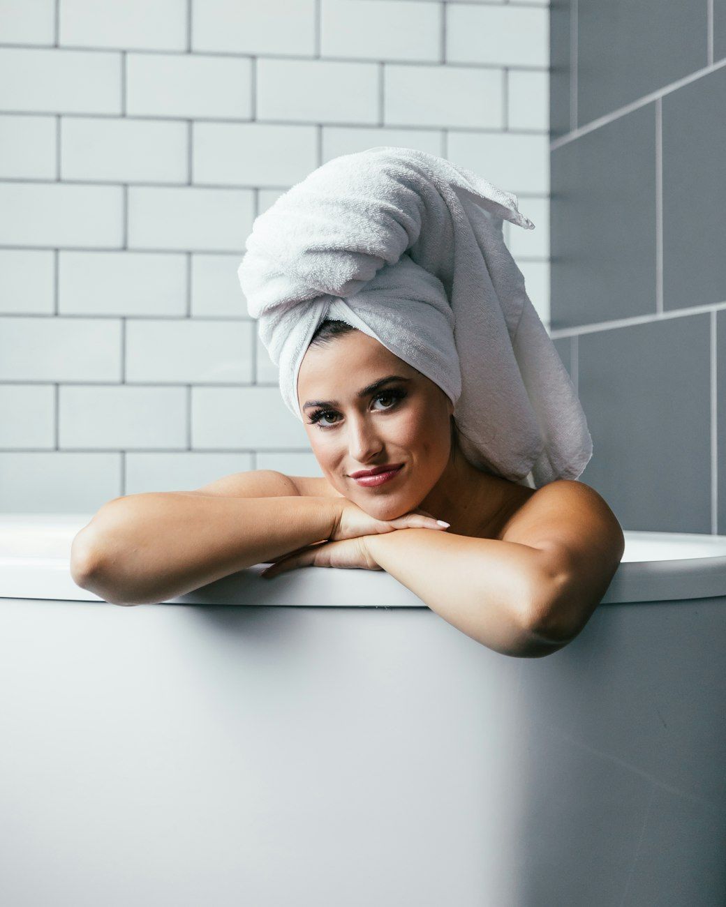 cuidado del cabello, tipos de champú, salud del cuero cabelludo, rutina diaria del cabello, champú sin sulfatos, champú hidratante, cabello graso, cabello seco, cabello dañado, ingredientes naturales