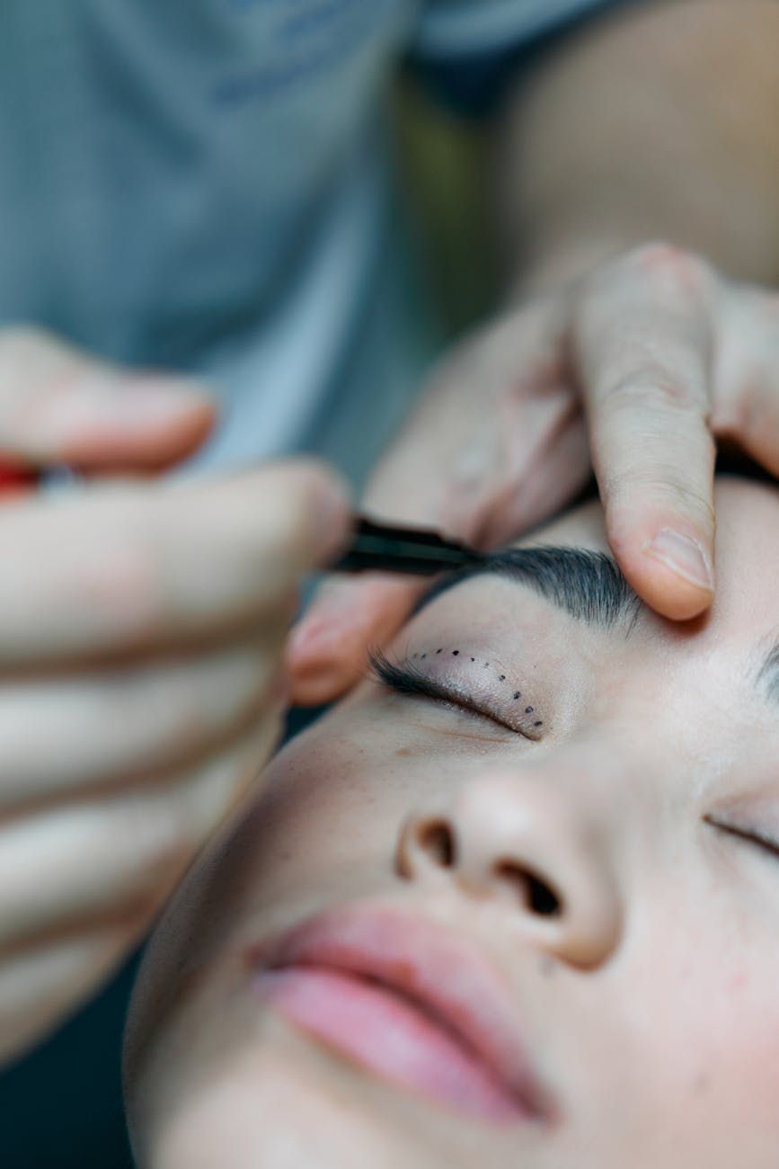 ögonbrynspenna, naturliga ögonbryn, brynsformning, fylligare bryn, ögonbrynsmakeup, brynstutorial, sminktips, ögonbrynsdefinition, skönhetsrutin, perfekta bryn