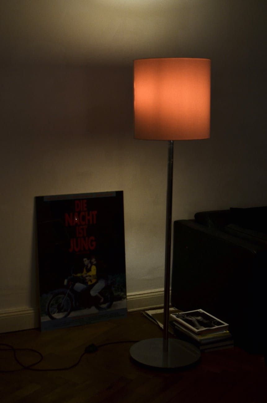 Stehlampe, einstellbare Helligkeit, gemütliche Beleuchtung, moderne Beleuchtung, Raumdekor, Heimbeleuchtung, Leselampe, stimmungsvolles Licht, LED-Stehlampe, Inneneinrichtung