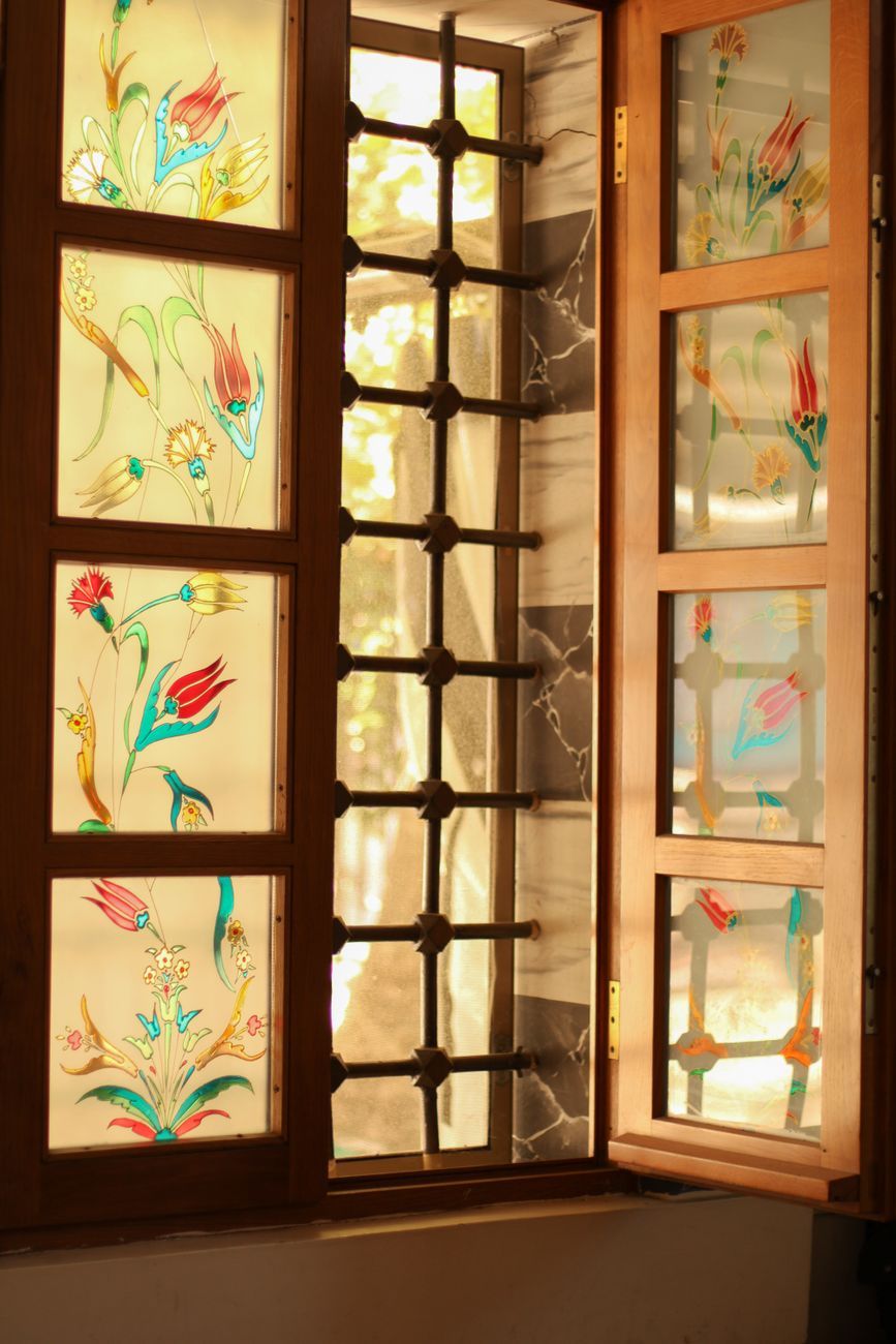 hand-bemaltes Glas, bemalte Glasdekoration, einzigartige Wohnaccessoires, dekorative Glas-Kunst, handgefertigtes Glas, Ideen für Innenarchitektur, künstlerische Wohnaccessoires, maßgefertigte Glasdekorationen, bunte Glasdekorationen, Trends im Home-Styling