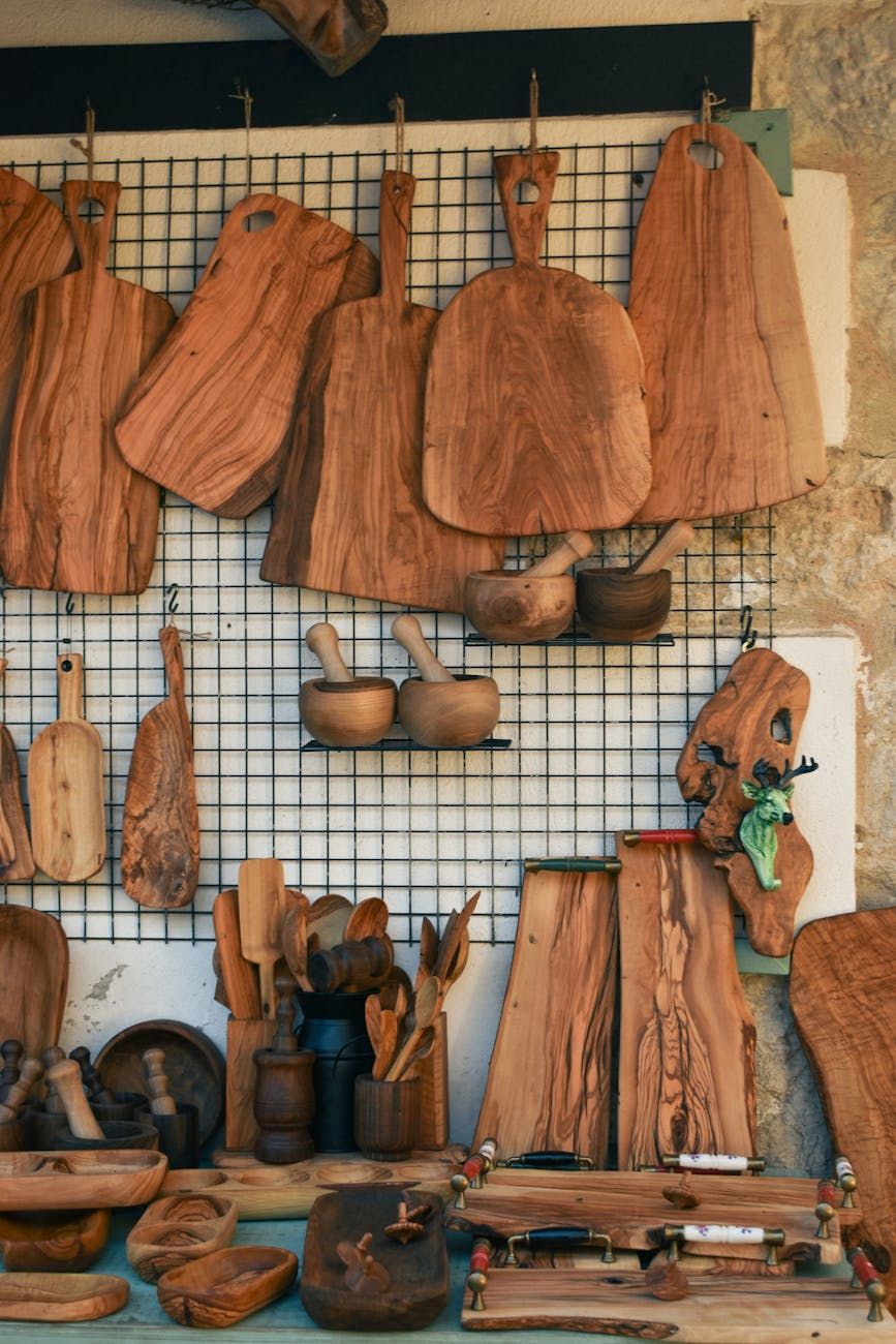 handgefertigte Holzschneidebretter, handgefertigte Küchenaccessoires, rustikale Kücheneinrichtung, langlebige Holzschneidebretter, handwerkliche Küchenutensilien, umweltfreundliche Schneidebretter, Holzservierbretter, stilvolle Küchenutensilien, einzigartige Holzmaserungsbretter, praktische Küchenwerkzeuge
