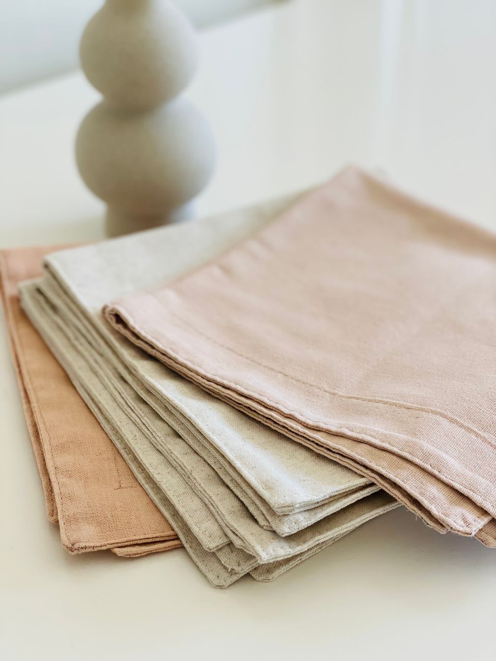 servilletas de lino hechas a mano, manteles de mesa ecológicos, servilletas de tela reutilizables, comedor sostenible, tela de lino natural, cocina sin desperdicios, decoración del hogar artesanal, mesa de lino, servilletas lavables, estilo de vida respetuoso con el medio ambiente