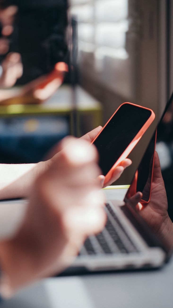 Internet-Bandbreite, Bandbreitenschmarotzer, langsames Internet, Wi-Fi-Geschwindigkeit, Netzwerküberlastung, Smart-Home-Geräte, Hintergrunddownloads, Streaming-Geräte, Cloud-Backups, Internetleistung