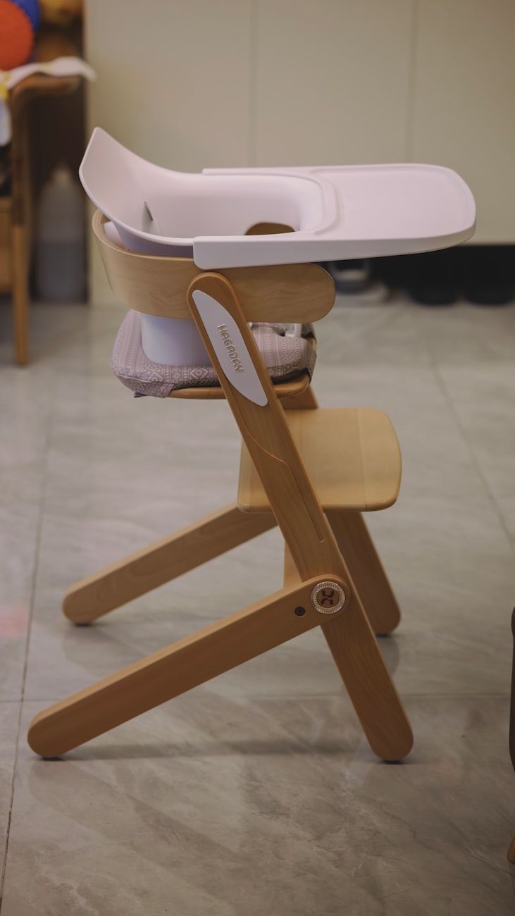 trona para alimentación, trona para bebé, silla de alimentación segura, trona ajustable, asiento de alimentación para bebés, silla de bebé cómoda, configuración de alimentación para recién nacidos, trona fácil de limpiar, elementos esenciales para la hora de comer del bebé, trona ergonómica