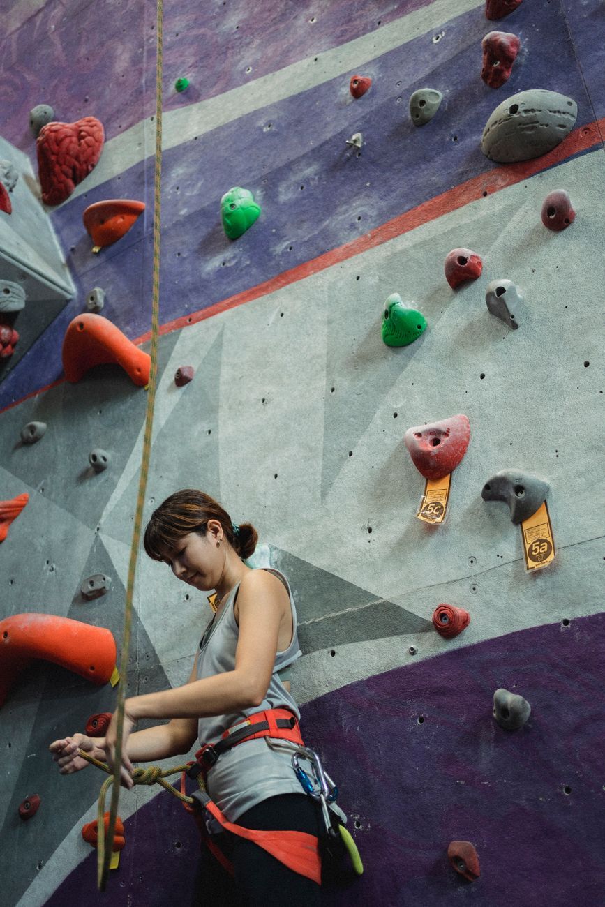 ściana wspinaczkowa w domu, wspinaczka w pomieszczeniach, trening w domu, trening wspinaczkowy, ściana boulderowa, uchwyty wspinaczkowe, trening siłowy, trening całego ciała, hobby wspinaczkowe, fitness w domu