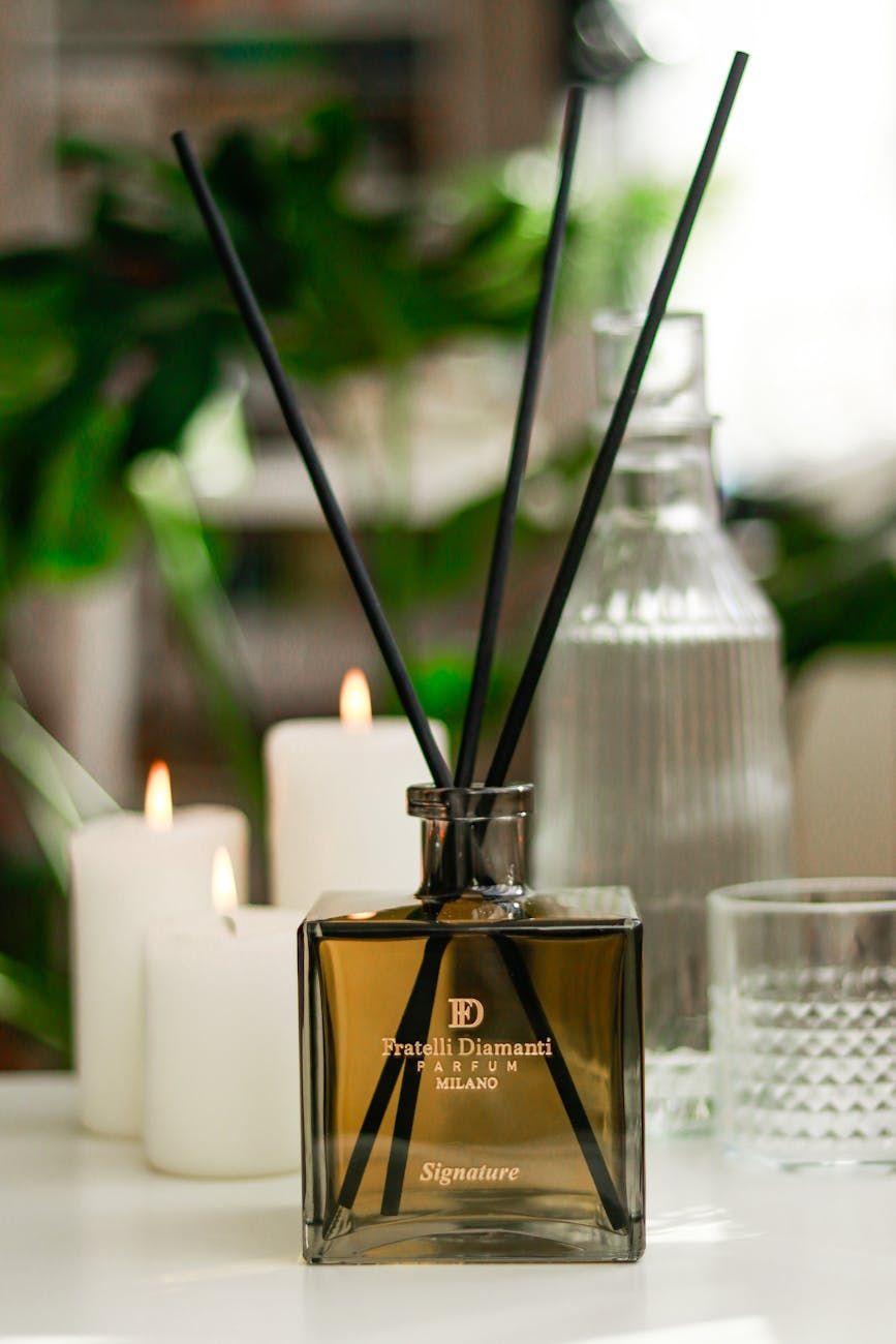 difusores para casa, velas perfumadas, ambiente acogedor en casa, fragancias para el hogar, decoración de interiores, velas relajantes, aromaterapia en casa, elegantes accesorios para el hogar, difusores de fragancias, espacio vital acogedor
