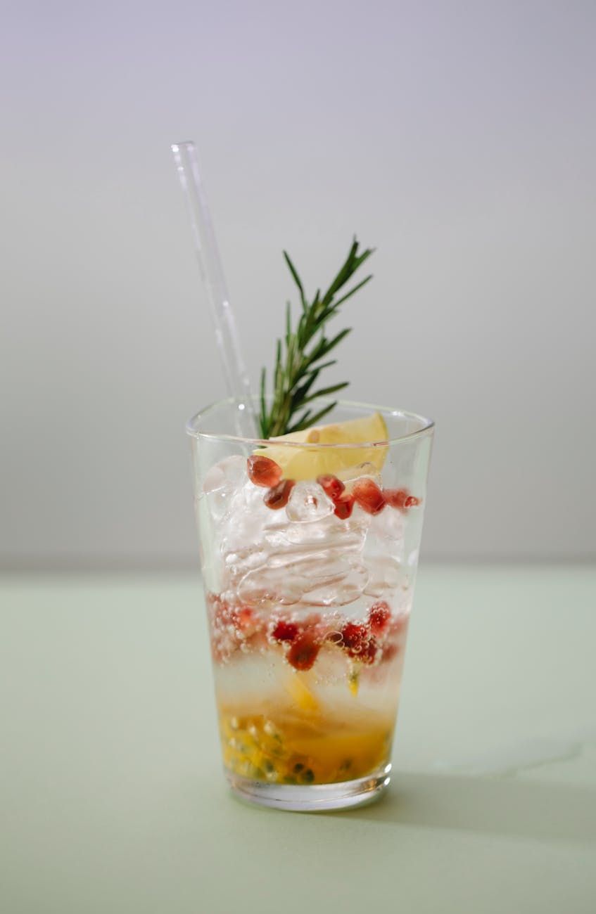 limonada de bayas, limonada casera, bebidas veraniegas, bebidas refrescantes, receta de limonada de frutas, bebidas frías, bebidas saludables, variaciones de limonada, recetas de verano fáciles, bebidas de bayas frescas
