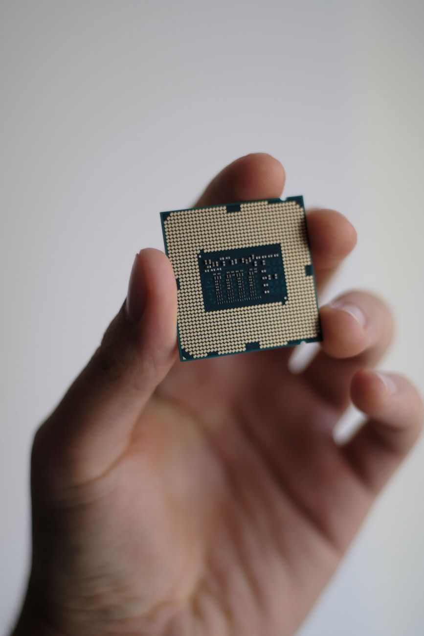 Chips de IA, hardware de inteligencia artificial, innovación en semiconductores, procesadores de aprendizaje automático, unidades de procesamiento neuronal, aceleración de hardware, computación en el borde, GPU vs NPU, rendimiento de IA, tendencias de la industria tecnológica