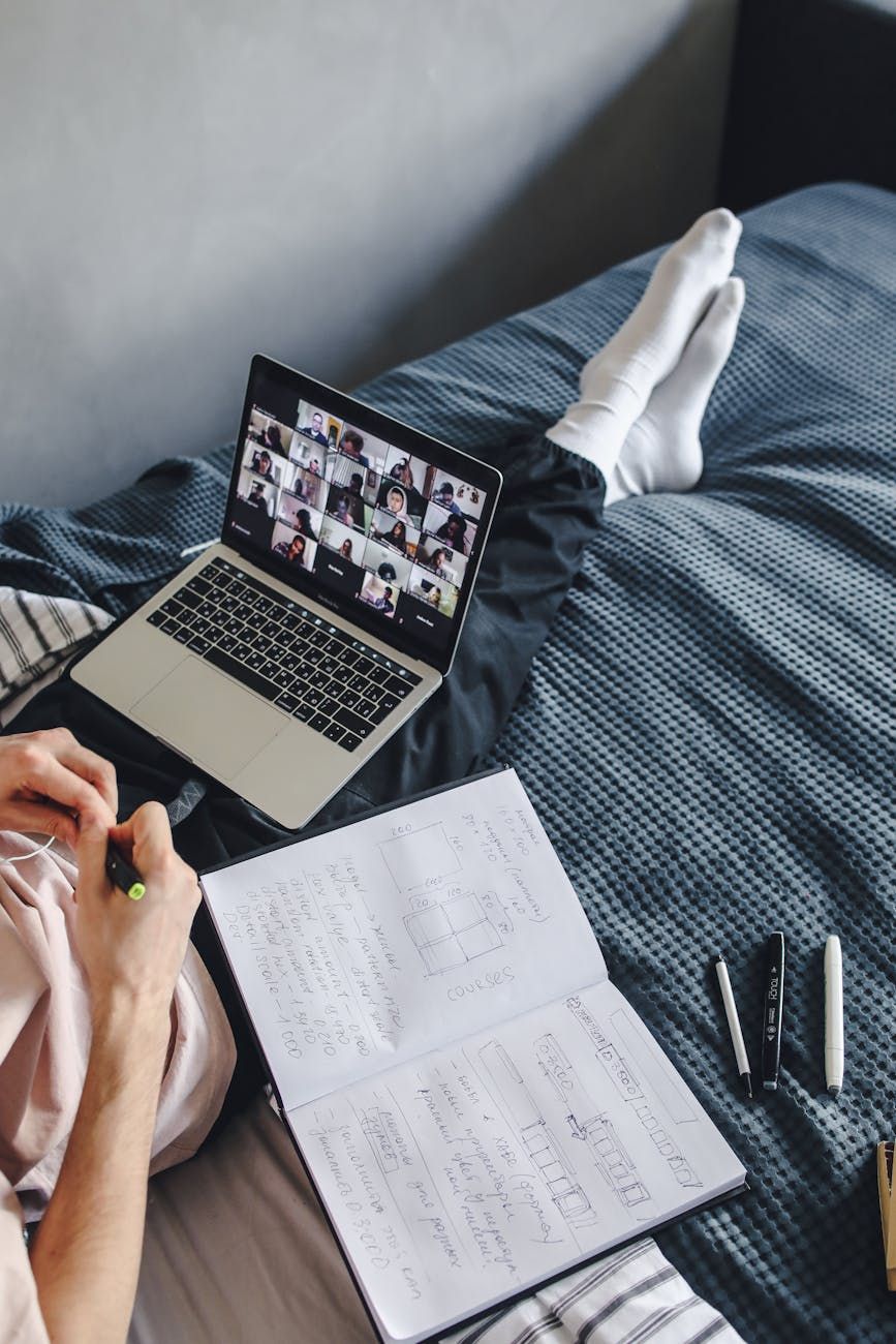 apprendimento online, competenze digitali, istruzione dei bambini, aule virtuali, apprendimento flessibile, corsi di programmazione, interazione globale, competenze future, e-learning, sviluppo infantile
