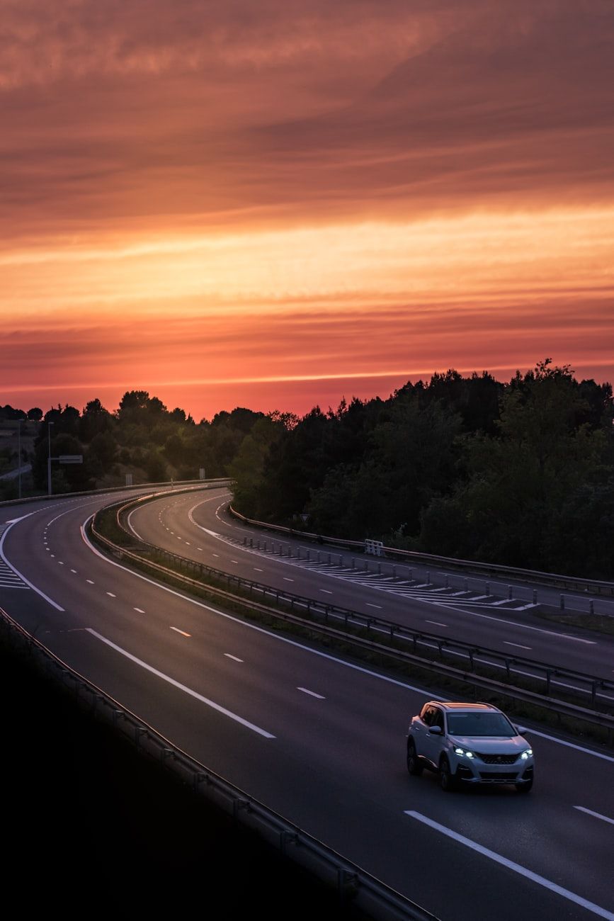 inteligentne systemy drogowe, technologia bezpieczeństwa drogowego, inteligentne systemy transportu, zarządzanie ruchem drogowym za pomocą sztucznej inteligencji, inteligentne światła drogowe, połączone pojazdy, technologia zapobiegania wypadkom, inteligentne drogi miejskie, innowacje w bezpieczeństwie ruchu drogowego, autonomiczne systemy drogowe