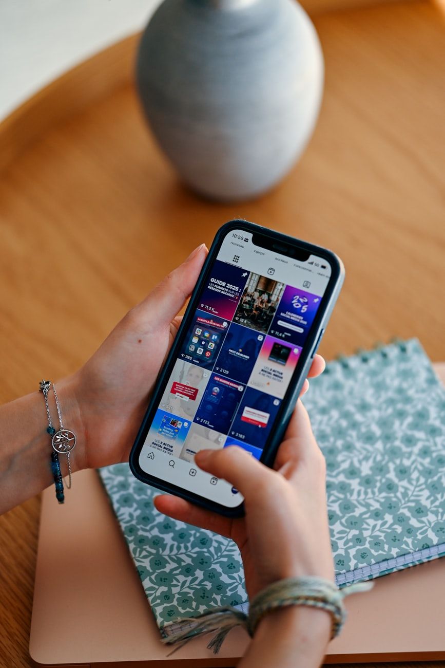 evolución de Internet, información digital, percepción de los medios, aprendizaje en línea, noticias falsas, influencia de redes sociales, sobrecarga de información, alfabetización digital, consumo de datos, comunicación moderna