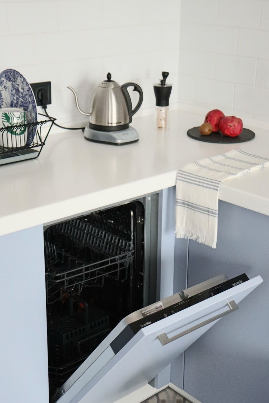 guía de compra de lavavajillas, ancho del lavavajillas 45 cm 60 cm, lavavajillas empotrado vs independiente, calificación de rendimiento de limpieza, clase de eficiencia energética, consumo de agua por ciclo, nivel de ruido del lavavajillas, capacidad del lavavajillas en cubiertos, programa de lavado ecológico, mejor lavavajillas para cocina pequeña