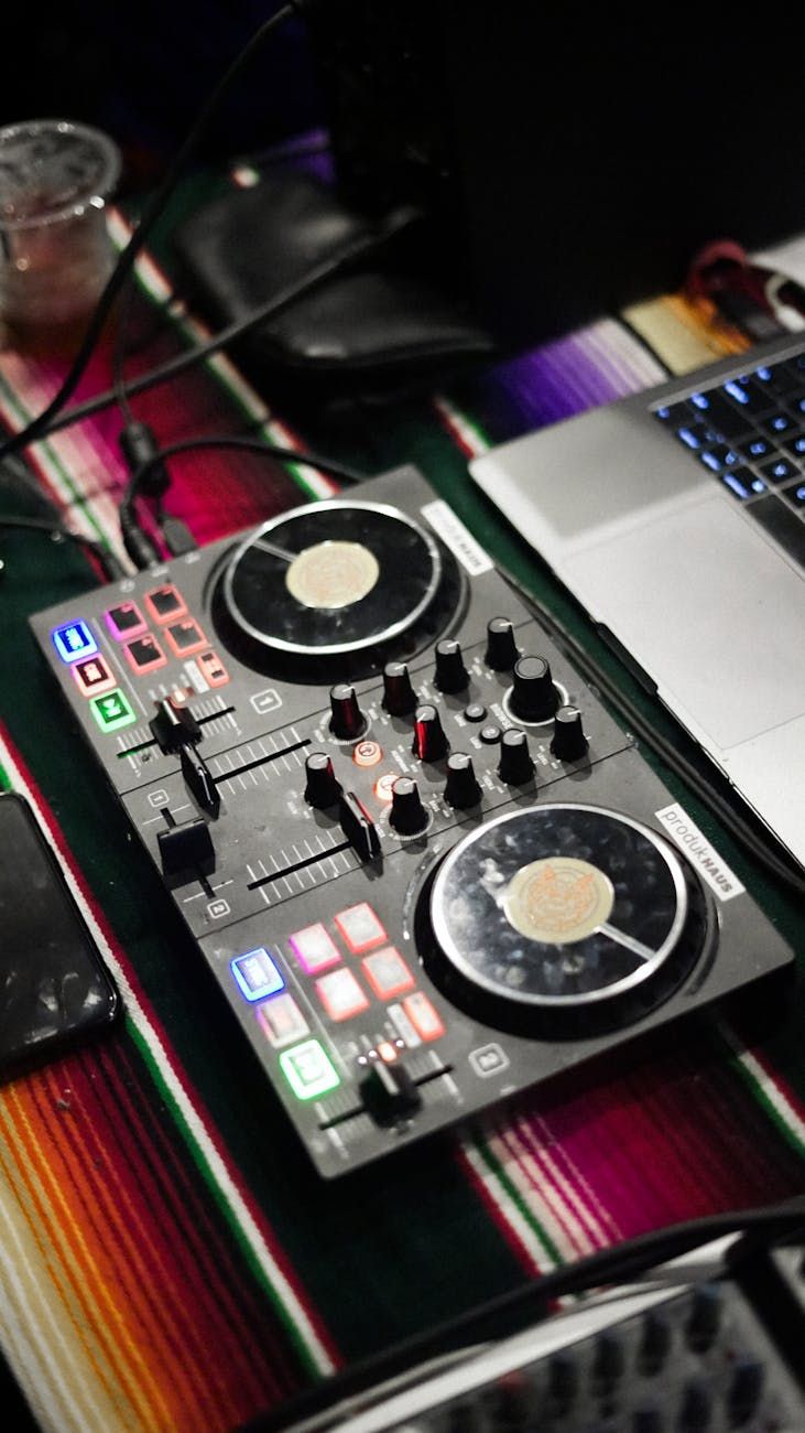 DJ-controller, hjemme-DJ-setup, klub-DJ-udstyr, begynder-DJ-udstyr, professionel DJ-controller, DJ-mixer-controller, USB-DJ-controller, DJ-performance-setup, musikblandingsudstyr, digitalt DJ-system