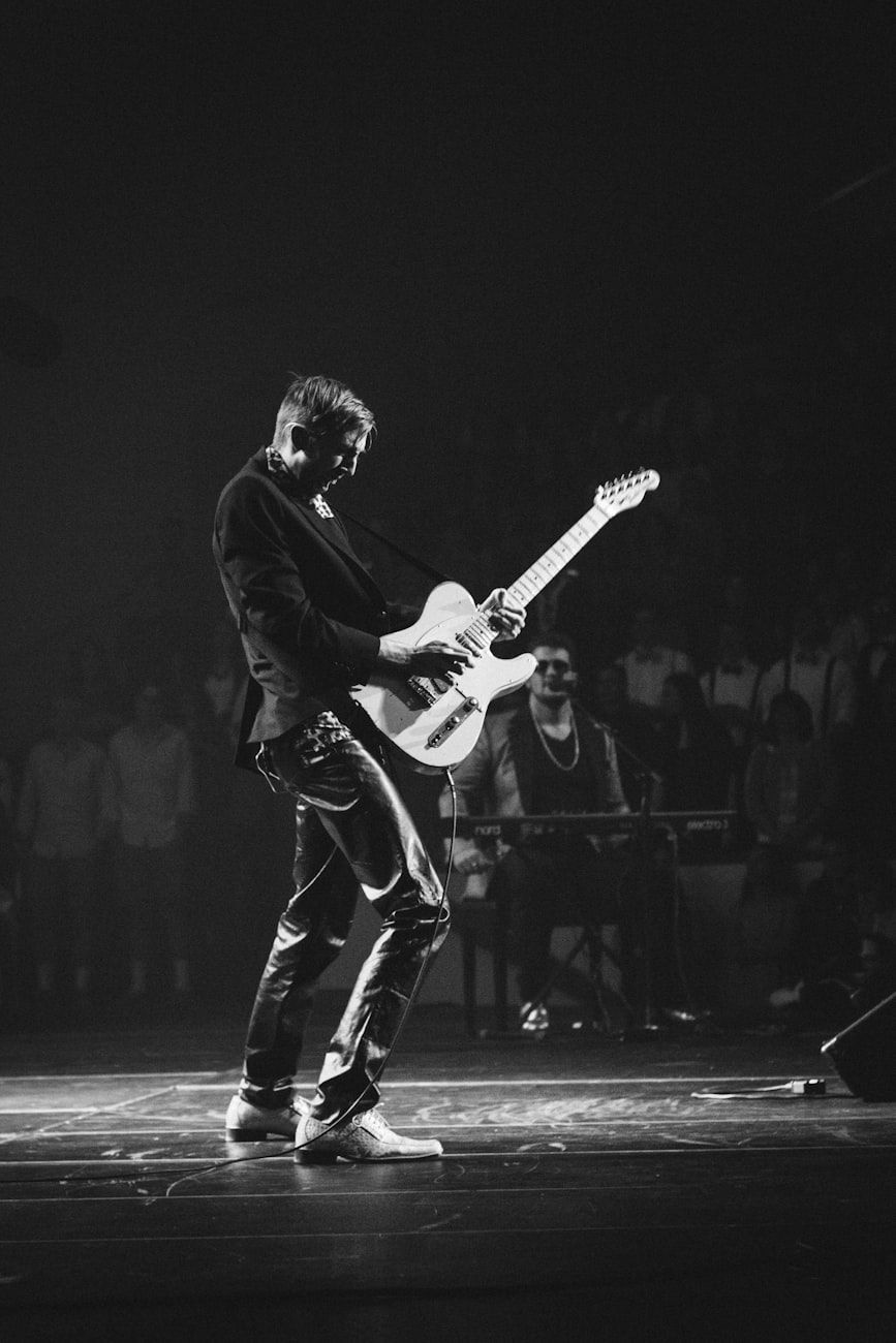 studio guitar, stage, sound recording, professional equipment, sound quality, acoustic guitar, electric guitar, pickups, guitar brands, instrument reliability