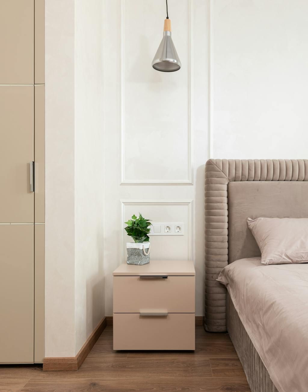 bedroom wardrobe, wardrobe selection, clothes storage, interior design, capacity, furniture materials, functionality, bedroom style, space organization, built-in wardrobe