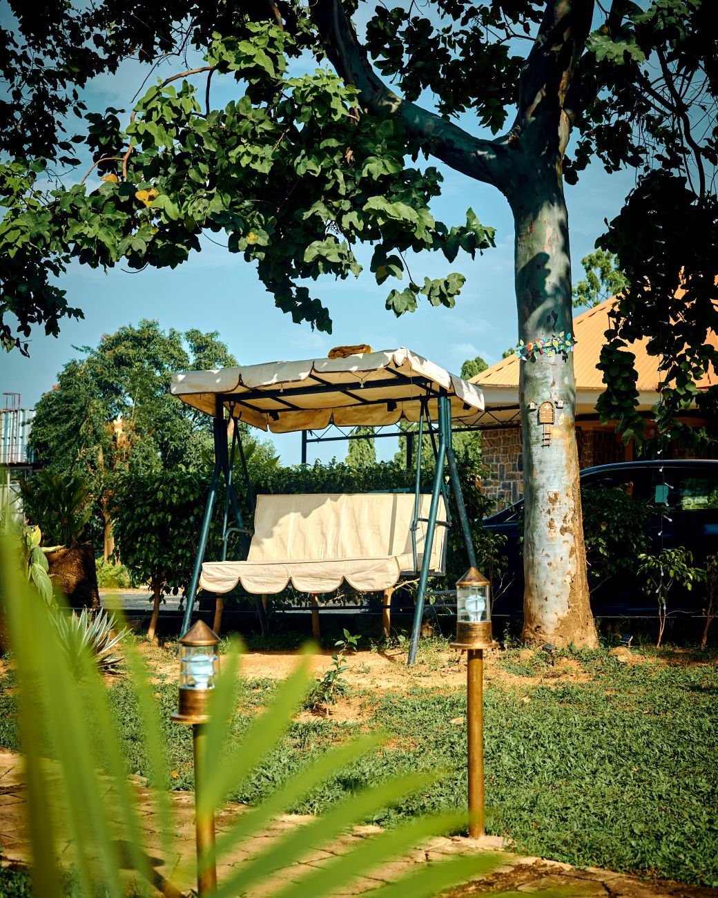 Garten-Schaukeln, Outdoor-Sitzplätze, Entspannung im Garten, Ideen für Familiengärten, Terrassenschaukeln, Gartenmöbel, Outdoor-Komfort, Schaukelbank, Gartendesign, Outdoor-Wohnen