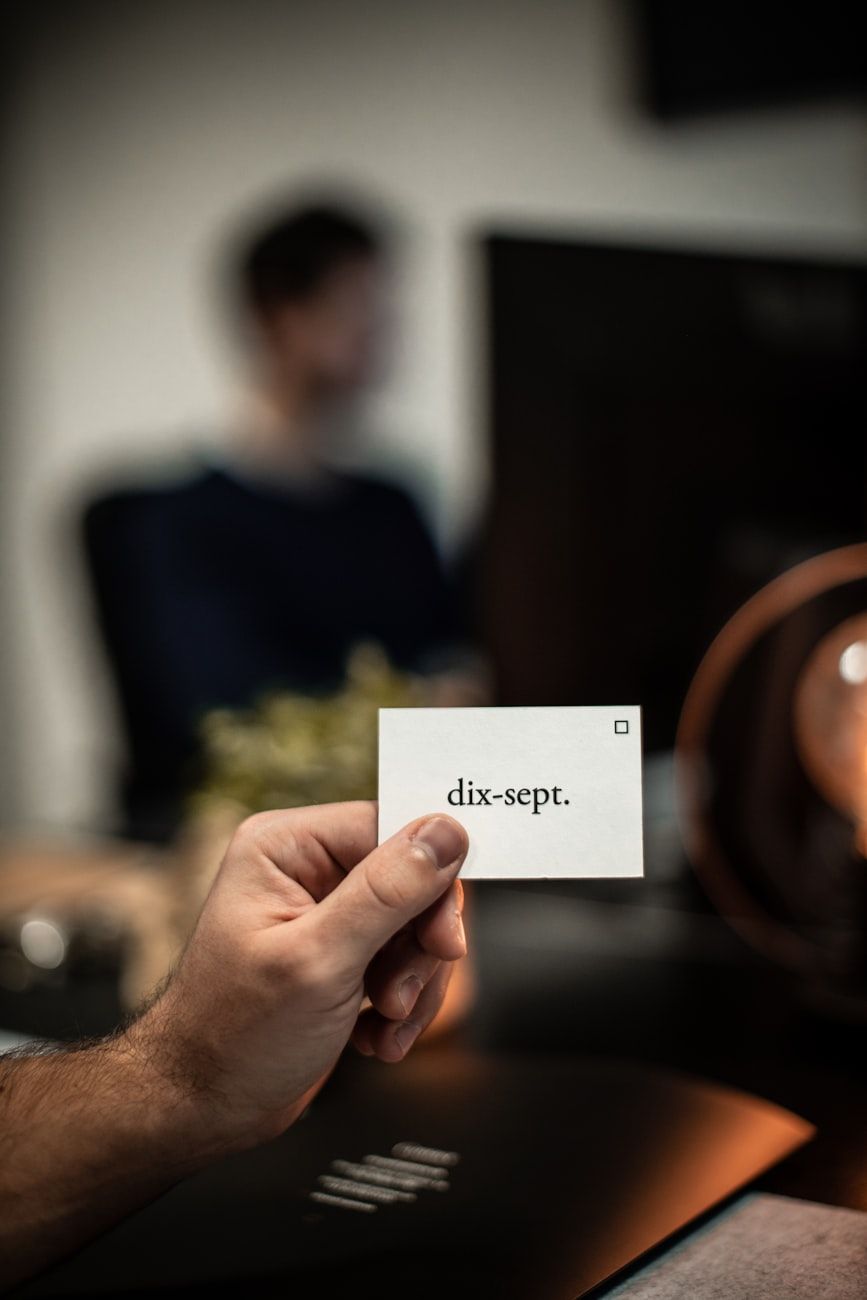 tarjetas de visita, identidad de marca, primera impresión, diseño de tarjetas, materiales profesionales, ubicación del logotipo, tarjetas de visita únicas, herramienta de marketing, compromiso con el cliente, consejos de diseño