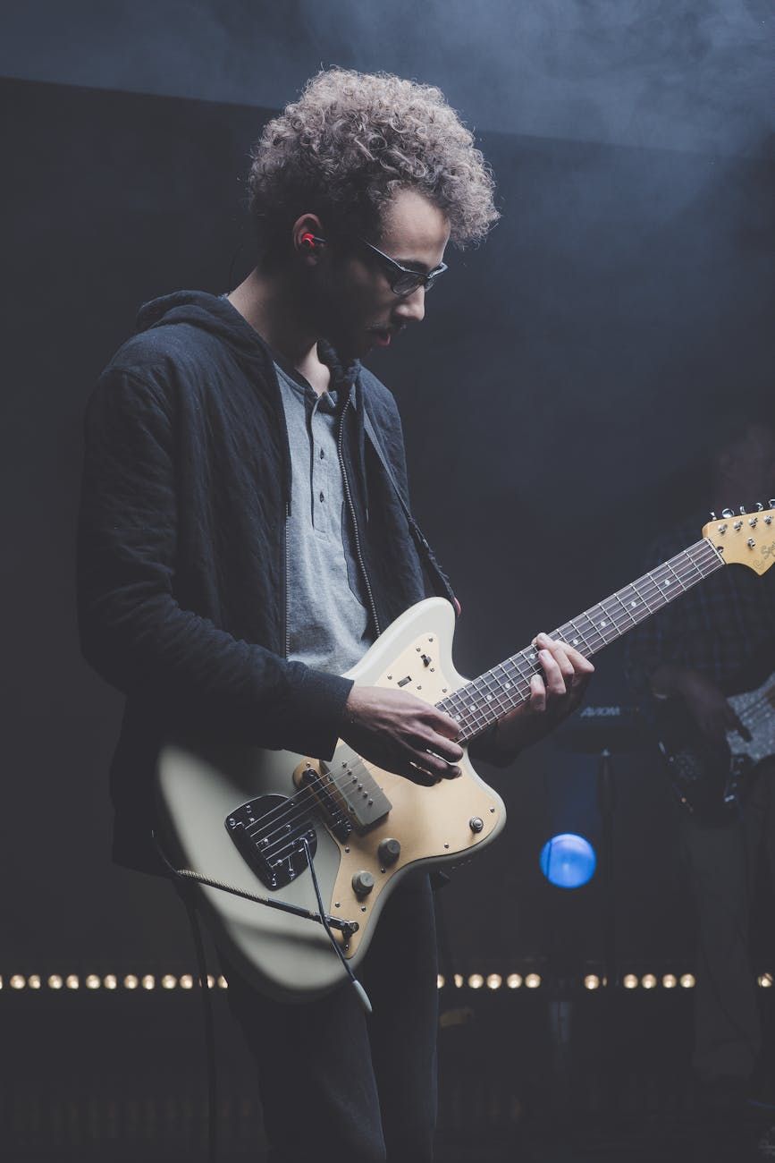guitare électrique, guide pour débutants, types de guitares, bois de résonance, micros, forme du manche, guitare abordable, marques de guitare, style de jeu, compatibilité avec l'amplificateur