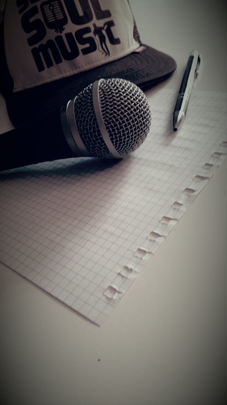 Microfones, Gravação de música, Estúdio doméstico, Áudio profissional, Microfones condensadores, Microfones dinâmicos, Interface de áudio, Isolamento acústico, Acústica da sala, Seleção de microfone