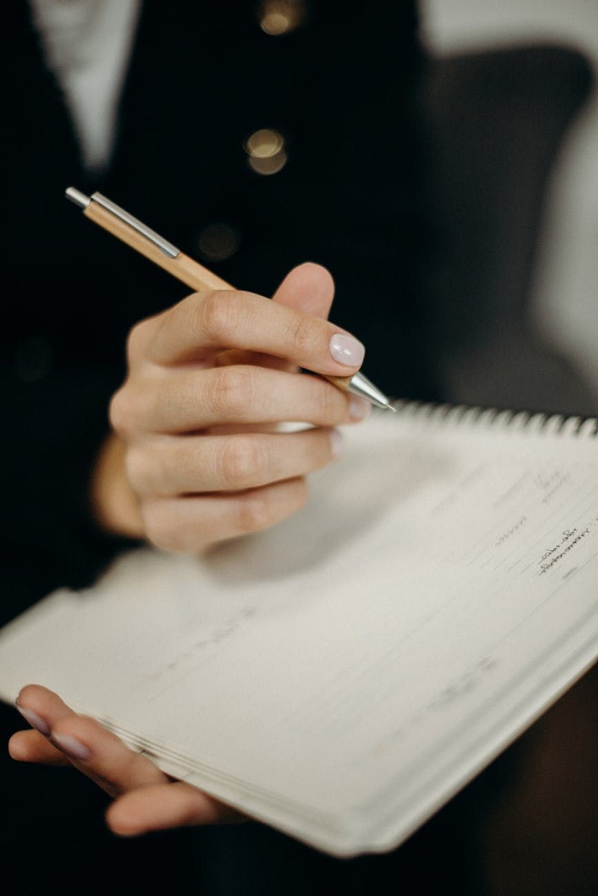 kontorpen, skriveinstrumenter, kuglepen vs gel, blæk kvalitet, ergonomisk pen, kontorartikler, glat skrivning, påfyldningspen, bedste penne 2025, pen sammenligning