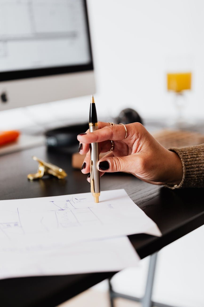bolígrafo de gel, bolígrafo de bola, herramientas de escritura, material de oficina, escritura suave, flujo de tinta, caligrafía, elementos esenciales para el estudio, productividad en el trabajo, comparación de bolígrafos
