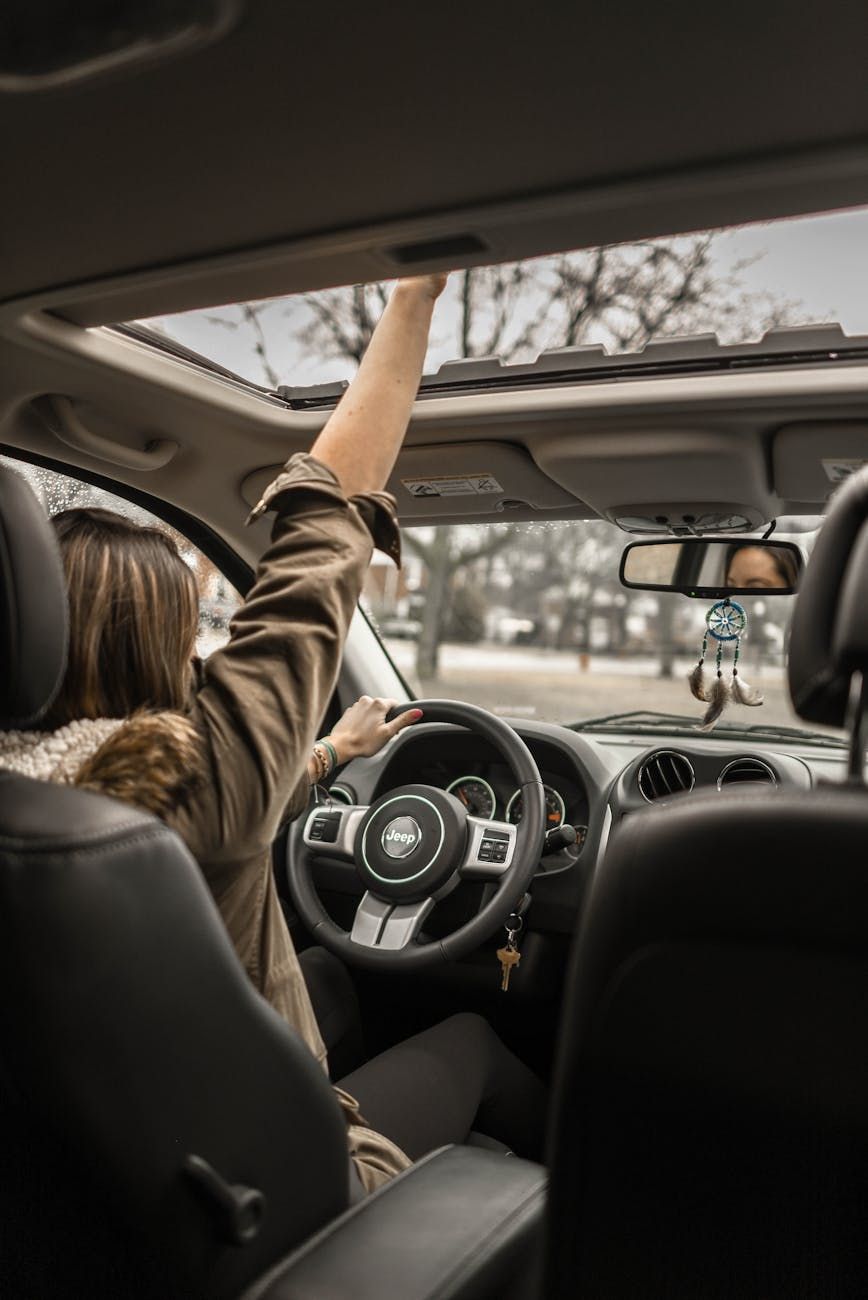 Première voiture, guide de débutant en automobile, achat d'une voiture, conseils pour nouveaux conducteurs, voitures abordables, caractéristiques des voitures, véhicules fiables, magasinage de voitures, voitures économiques, choix d'une voiture.